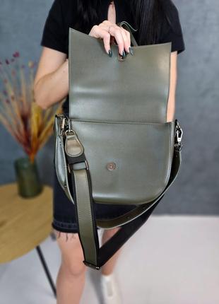 Стильная сумка из качественной эко кожи, на длинном ремешке, с карманчиком на молнии, кросс-боди цвета хаки, через плечо5 фото