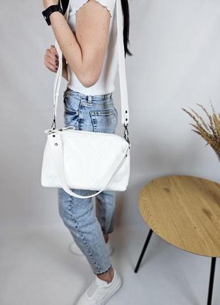 .модная современная сумочка из качественной эко кожи, белая, через плечо, два ремешка, стеганая, на молнии, с карманами
.6 фото