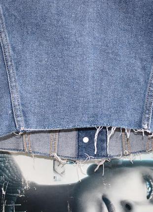 Классная укороченная джинсовка с необработанным краем8 фото