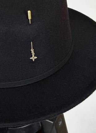 Шляпа канотье с декором: пирсингом, подвесками и шнуром по тулии clovers черная2 фото