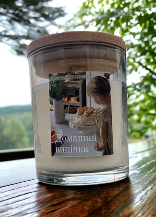 Натуральная парфюмированная свеча ручной работы из соевого воска в стеклянном стакане из домашняя выпечка