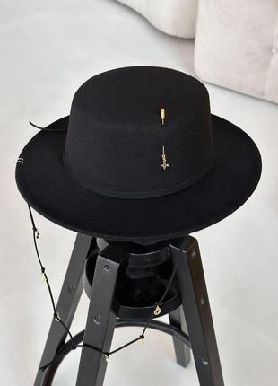 Шляпа канотье с декором: пирсингом, подвесками и шнуром по тулии clovers черная4 фото