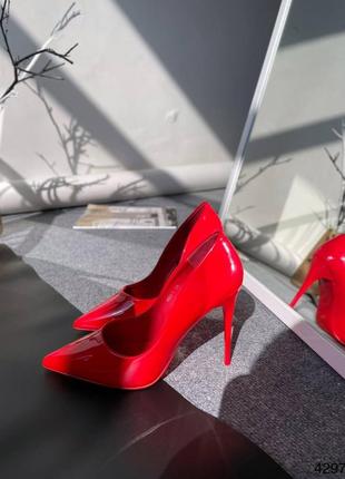 Туфлі човники червоні жіночі лаковані на шпильці10 фото