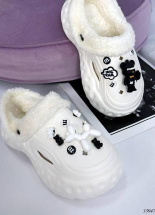 Гумові тапки. утеплені хутром, на масивній підошві.