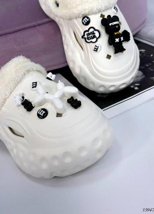 Гумові тапки. утеплені хутром, на масивній підошві.