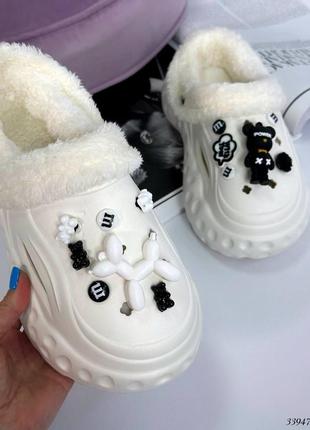 Гумові тапки. утеплені хутром, на масивній підошві.