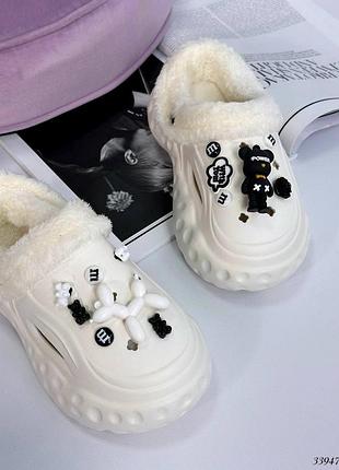 Гумові тапки. утеплені хутром, на масивній підошві.