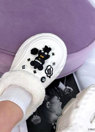 Гумові тапки. утеплені хутром, на масивній підошві.