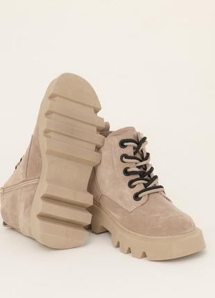 Стильні бежеві жіночі зимові черевики на масивній,високій підошві,пісочні,замшеві з...