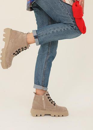 Стильні бежеві жіночі зимові черевики на масивній,високій підошві,пісочні,замшеві з...