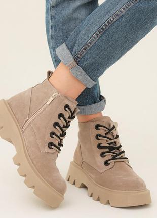Стильні бежеві жіночі зимові черевики на масивній,високій підошві,пісочні,замшеві з...