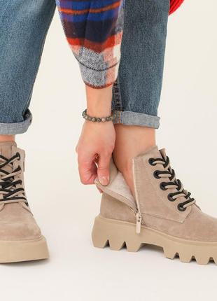 Стильні бежеві жіночі зимові черевики на масивній,високій підошві,пісочні,замшеві з...