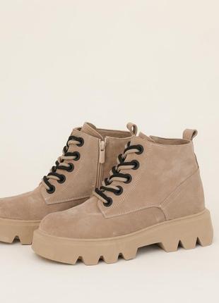 Стильні бежеві жіночі зимові черевики на масивній,високій підошві,пісочні,замшеві з...