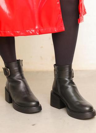 Стильные черные классические женские зимние ботинки на каблуке, ботильоны кожаные с мехом на зиму2 фото
