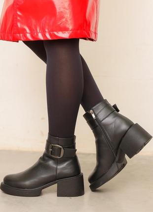 Стильные черные классические женские зимние ботинки на каблуке, ботильоны кожаные с мехом на зиму5 фото
