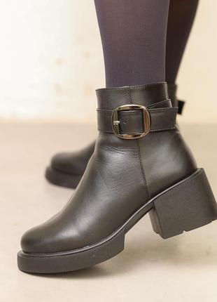 Стильные черные классические женские зимние ботинки на каблуке, ботильоны кожаные с мехом на зиму4 фото