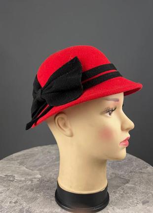 Капелюх стильний червоний, з чорним бантом, розмір 55 см, відмінний стан2 фото