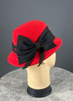 Капелюх стильний червоний, з чорним бантом, розмір 55 см, відмінний стан3 фото