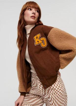 Женская куртка бомбер sinsay коричневого цвета с тедди рукавами осень весна размер м (38)