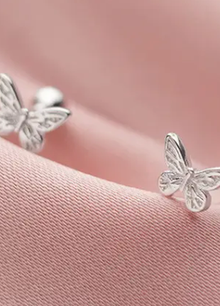Серьги-гвоздики детские серебряные бабочки, сережки маленькие минимализм на закрутках, серебро 925 п1 фото