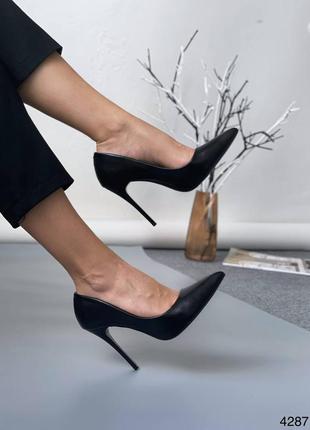 Туфлі чорні човники жіночі на шпильці екошкіра
