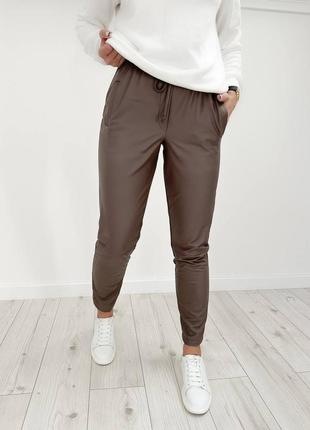 Утепленные брюки из качественной эко-кожи, в трендовых цветах, размеры норма2 фото