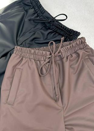 Утепленные брюки из качественной эко-кожи, в трендовых цветах, размеры норма3 фото