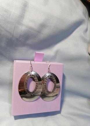 Сержки оригінальні, з візерунком.