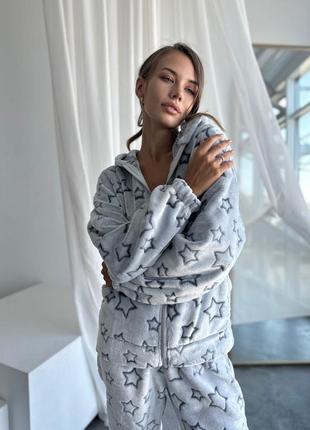 Махровая пижама кофта кенгуру свободного кроя на молнии с капюшоном брюки джоггеры комплект для дома и сна со звездами лапками буквами7 фото