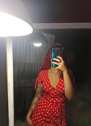 Красное платье-миди в горох на запах с коротким рукавом8 фото