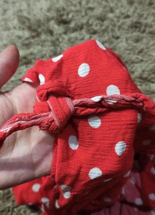 Красное платье-миди в горох на запах с коротким рукавом6 фото