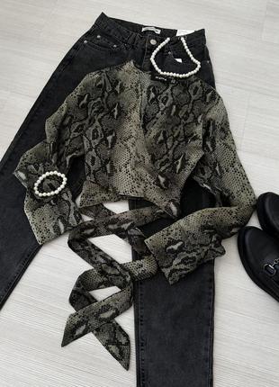 Блуза в зміїний принт з завʼязками та довгим рукавом