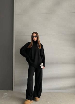 Удобный теплый современный черный женский костюм свободного кроя 2023 года.