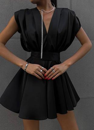 Жіночий чорний сучасний елегантний комбінезон з атласу з шортами 20237 фото