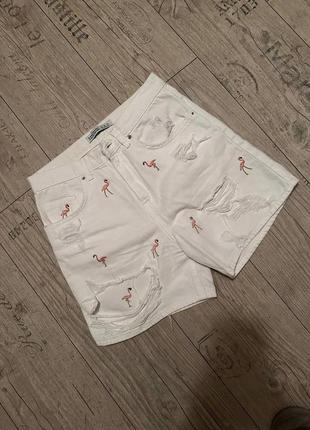 Белые рванные короткие шорты с фламинго zara