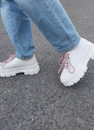 Стильные белые женские кроссовки на платформе демисезонные женские кроссовки на тракторной подошве5 фото