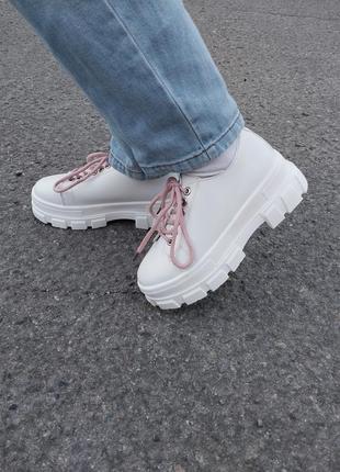 Стильні білі жіночі кросівки на платформі демісезонні жіночі кросівки на тракторній підошві