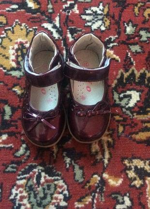 Лакові туфлі