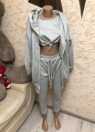 Стильный спортивный костюм