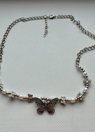 Женская цепочка серебристого цвета декорированная бабочками и жемчугом7 фото