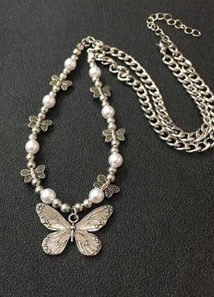 Женская цепочка серебристого цвета декорированная бабочками и жемчугом3 фото