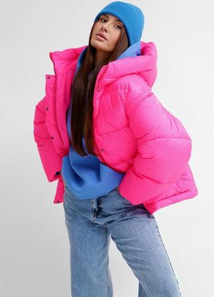 Зимняя короткая теплая женская яркая малиновая куртка оверсайз на екопухе  x-woyz2 фото