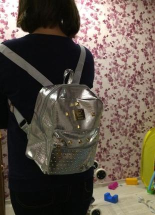 Жіночий маленький рюкзак лаковий сріблястий2 фото