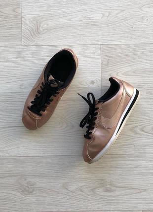 Шикарные кроссовки nike wmns classic cortez leather sneakers metallic bronze2 фото