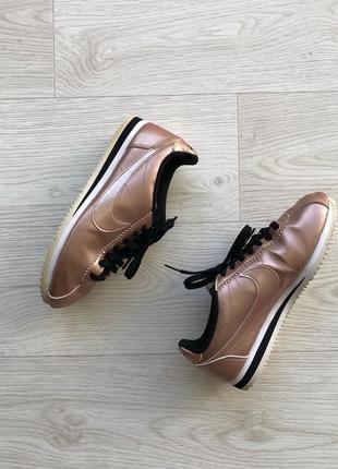 Шикарные кроссовки nike wmns classic cortez leather sneakers metallic bronze5 фото