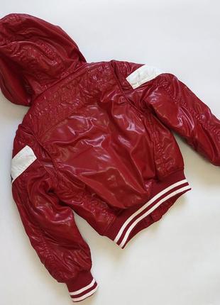 Нова дитяча червона демісезонна куртка для хлопчика на блискавці з капюшоном, з принтом смужок від бренду petrol. сток2 фото