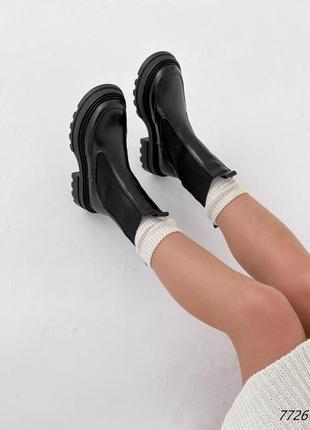Черные натуральные кожаные зимние ботинки челси с резинками на резинках толстой подошве без молнии кожа зима трендовые толстой подошве3 фото