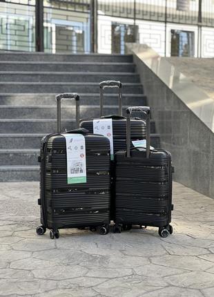 Качественный чемодан из полипропилен, гибкий мягкий материал на котором можножно прыгать5 фото