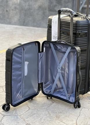 Качественный чемодан из полипропилен, гибкий мягкий материал на котором можножно прыгать9 фото