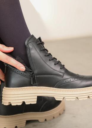 Стильные классические черные женские зимние ботинки на бежевой подошве кожаные/кожа-женская обувь на зиму5 фото